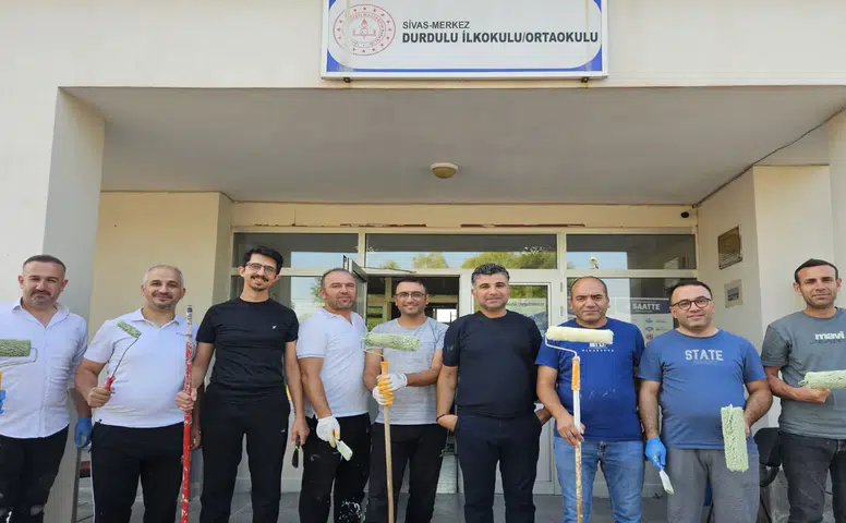 Sivas’ta Eğitimcilerden Örnek Dayanışma: Köy Okulunu Birlikte Boyadılar