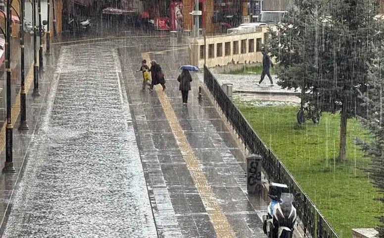 Aniden Yağan Yağmur Sivas Sokaklarını Hareketlendirdi: Meteoroloji'den Yeni Uyarı