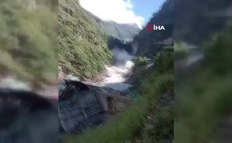 Nepal'de Ani Sel Dehşeti: 8 Can Kaybı, 13 Polis Memuru Kayıp