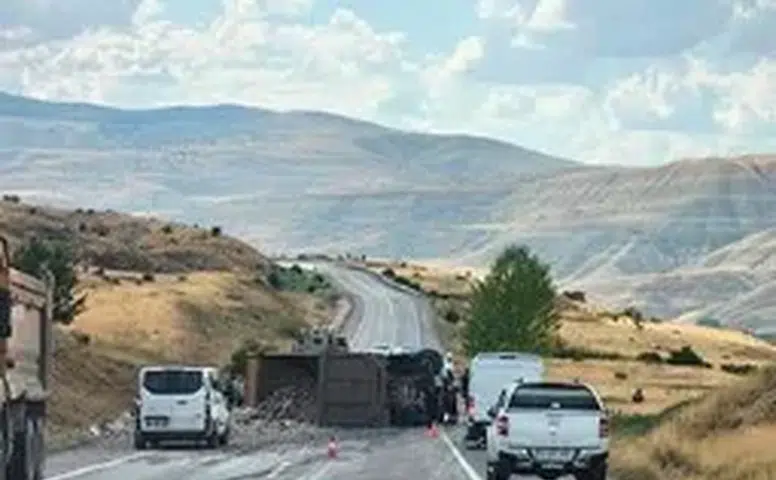 Sivas Divriği’de Kamyon Kazası: Sürücü Araçta Sıkıştı