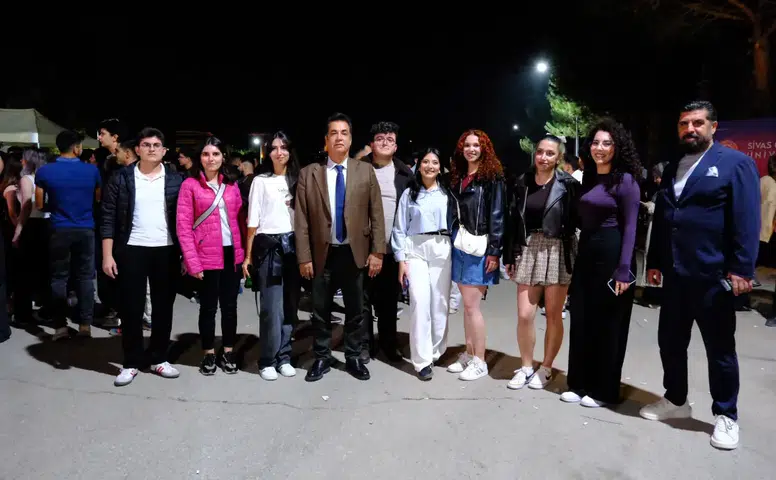 Rektör Şengönül, Gençlik Festivali Alanında Öğrencilerle Buluştu