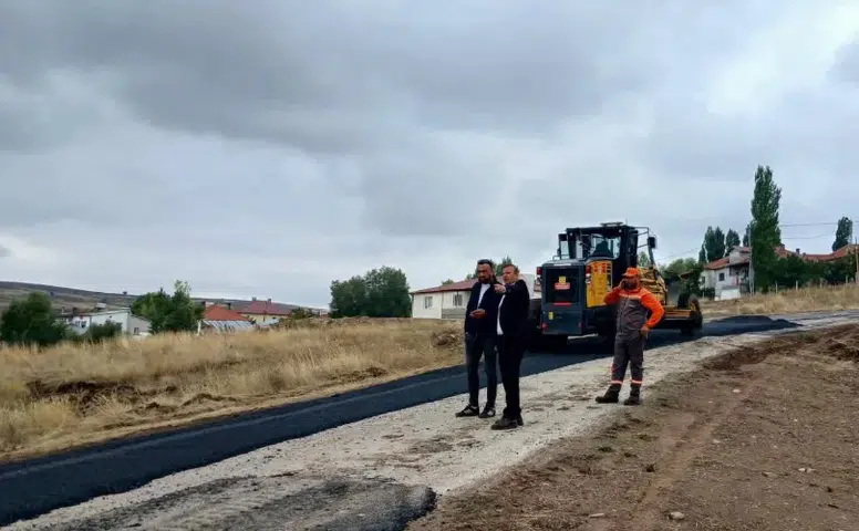 Sivas Altınyayla’da Hafta Sonu Mesaisi: Köy Yollarında Çalışmalar Sürüyor
