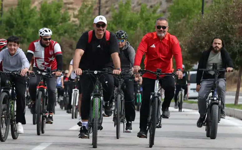 Sivas'ta Dev Buluşma: Türkiye Pedallıyor Rüzgarı Esti!