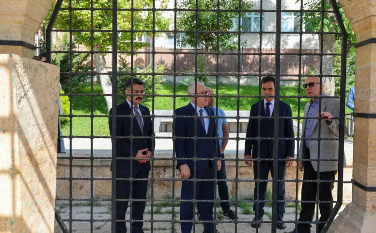 Vali Şimşek’ten Kadı Burhaneddin Ahmed’in Türbesine Ziyaret