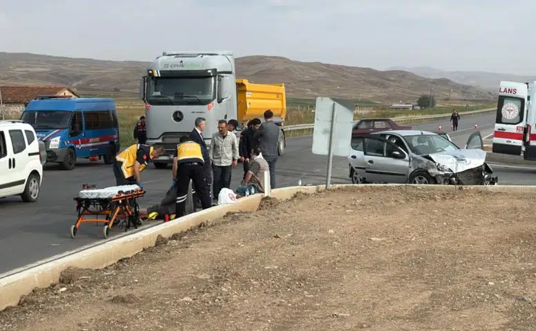 Sivas’ta İki Otomobil Çarpıştı