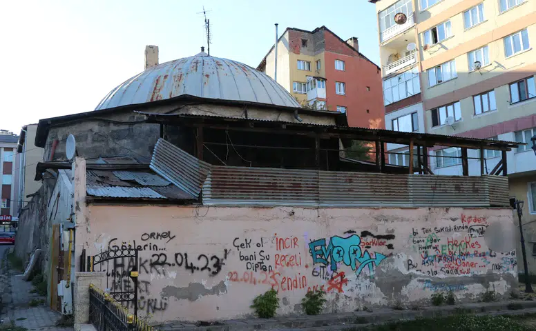Sivas'ın 3 Asırlık Tarihi Eseri Çürümeye Terk Edildi: Paşa Hamamı Çözüm Bekliyor!