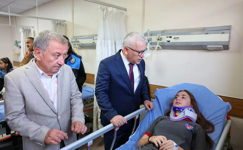 Sivas’ta Öğrencileri Korkutan Kaza: Vali Şimşek Hastaneye Gitti