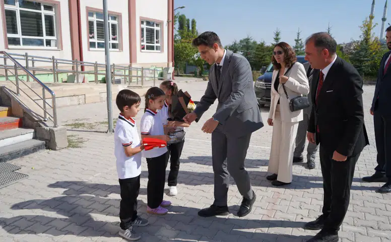 Kaymakam Yıldırım Öğrencilerin İlk Ders Heyecanına Ortak Oldu