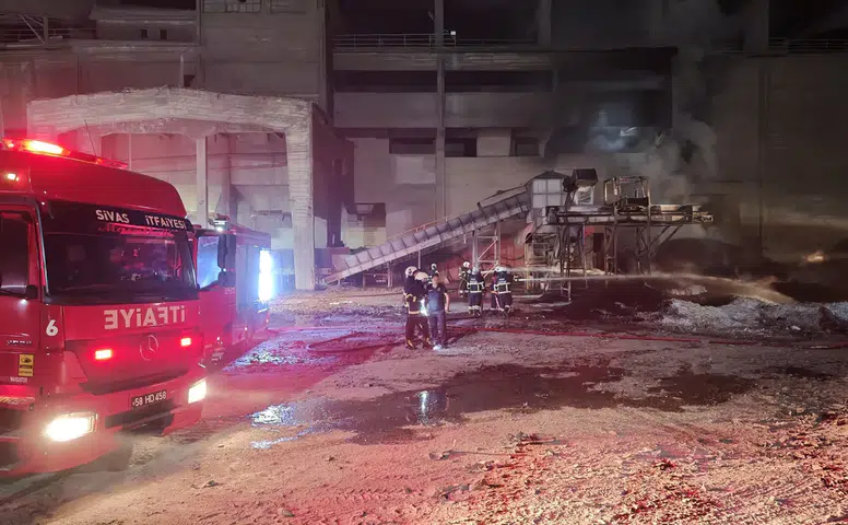 Sivas’ta Çimento Fabrikasında Yangın: Ekipler Hızla Müdahale Etti