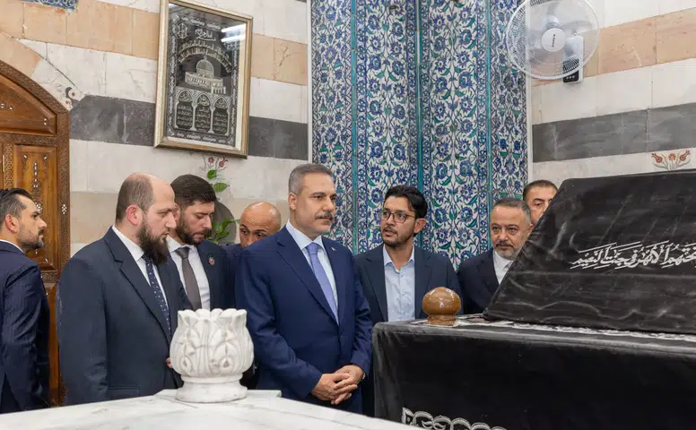Hakan Fidan Suriye’de Selahaddin Eyyubi Türbesi’nde