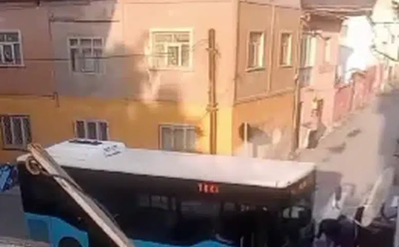 Sivas’ta Halk Otobüsü ile Hafif Ticari Araç Çarpıştı