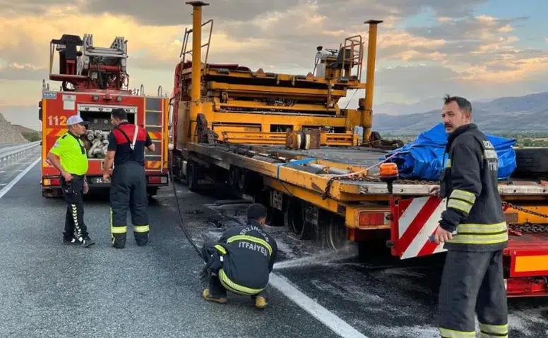 Sivas’tan Yola Çıkan Tırın Dorsesi Alevlere Teslim Oldu!