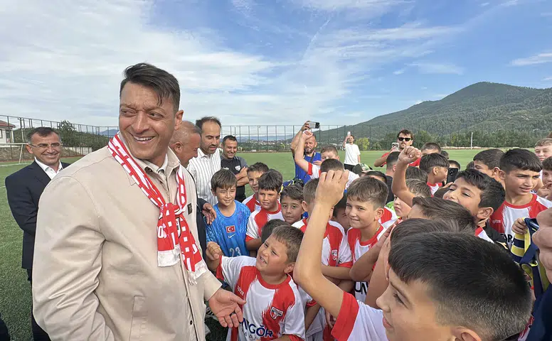 Mesut Özil’den Genç Futbolcu Adaylarına Akademi Müjdesi
