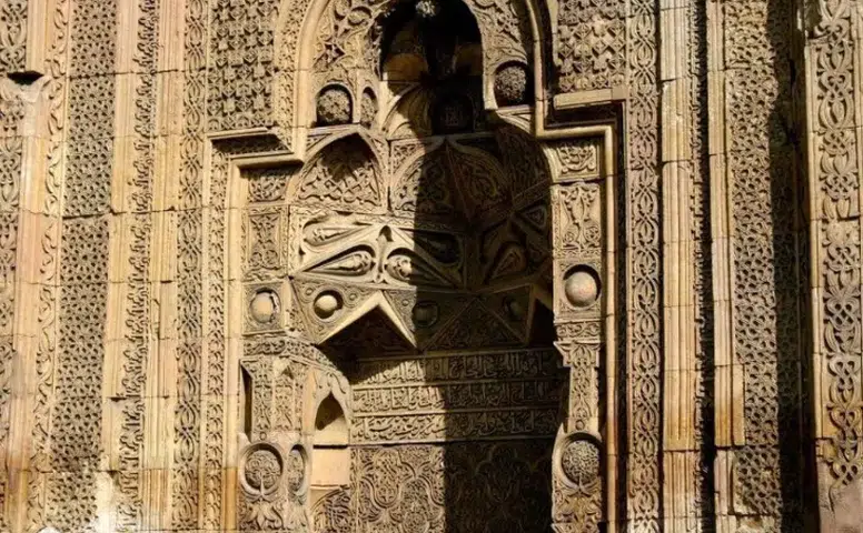 Divriği Ulu Cami’de Hayran Bırakan Görüntü! Namaz Kılan İnsan Silüeti İçin Akın Ediyorlar