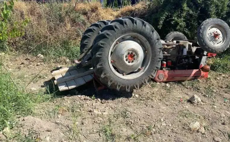 Sivas’ta Traktör Kazası! 16 Yaşındaki Çocuğun Ayağı Traktörün Altında Kaldı