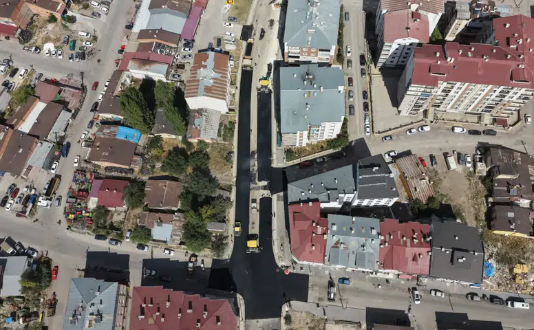 Sivas’ta Cadde ve Okul Bahçelerinde Asfalt Çalışması