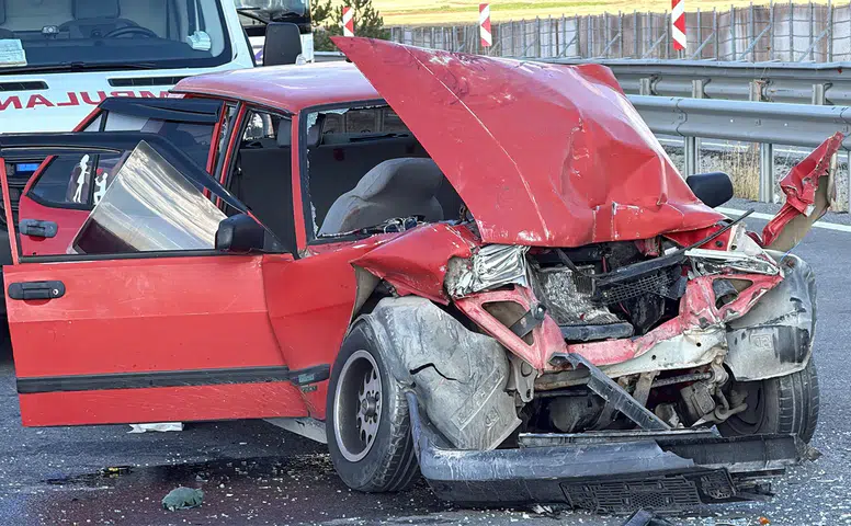 Sivas-Kayseri Yolunda Korkunç Kaza: Otomobil Tıra Çarptı, 6 Yaralı
