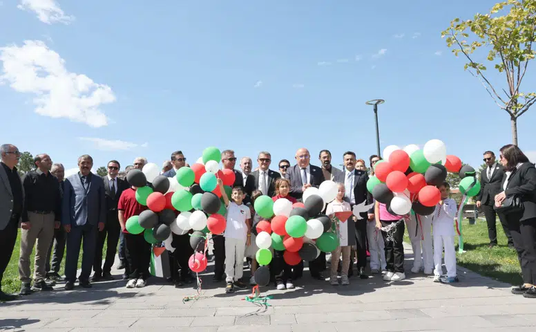 Sivas’ta Öğrenciler Gazzeli Çocuklar İçin Gökyüzüne Balon ve Uçurtma Uçurdu