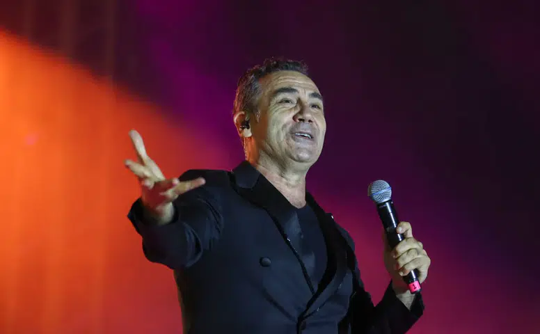 4 Eylül Coşkusu Ferhat Göçer Konseriyle Taçlandı! Binlerce Sivaslı Meydanı Doldurdu