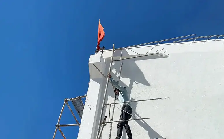 Ters Dönen Bayrağı Görünce 10 Metre Yükseğe Çıktı!