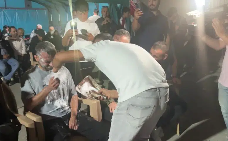 Sivas’ta Düğünde Renkli Gelenek: Damadın Yakınlarına ‘Tıraş Cezası’