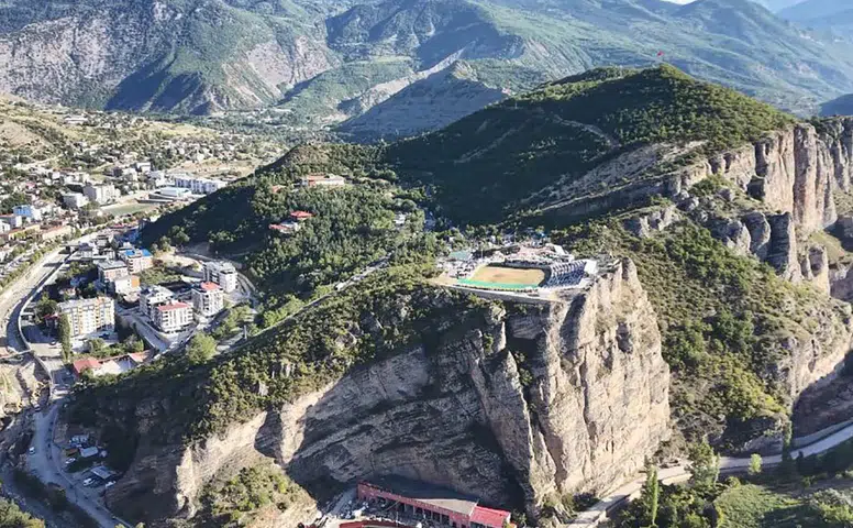 Artvin’de Uçurumun Üzerindeki Arenada Boğa Güreşi Heyecanı