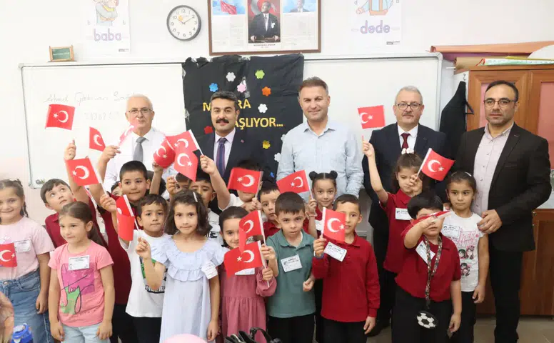 Sivas’ta Uyum Haftası Heyecanı! Minik Öğrenciler Okula İlk Adımlarını Attı