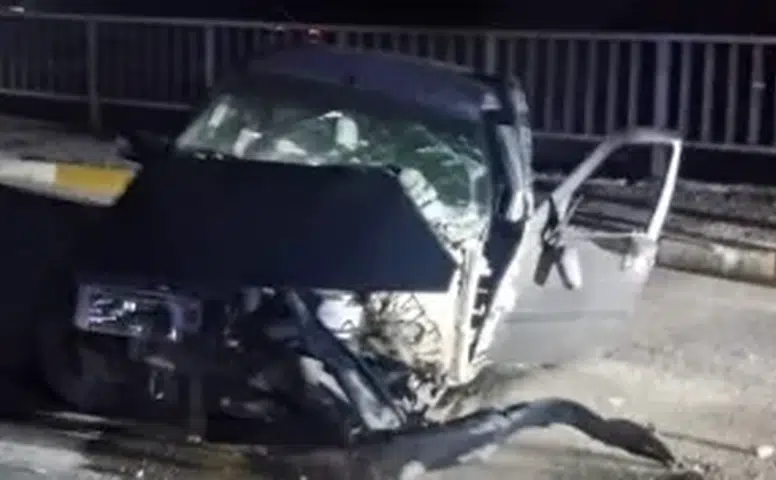 Suşehri’nde Otomobil Aydınlatma Direğine Çarptı