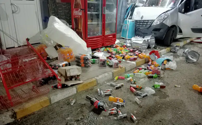 Sivas’ta Kamyonet Markete Girdi