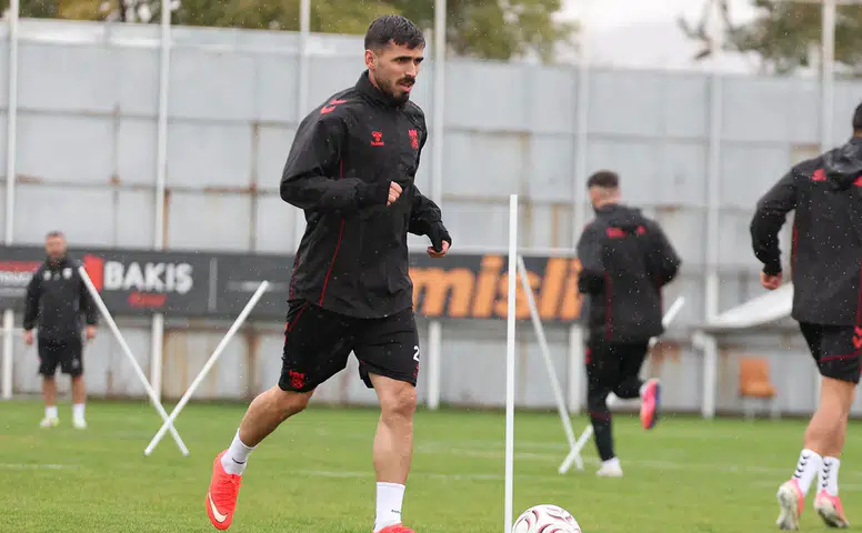 Sivasspor Sarıyer Maçına Yağmur Altında Hazırlandı