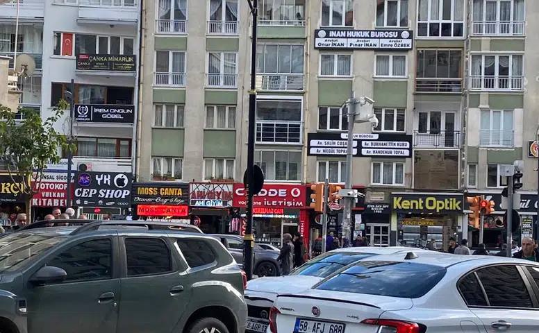 Sivas İstasyon Caddesi'nde Kaza! İki Araç Çarpıştı