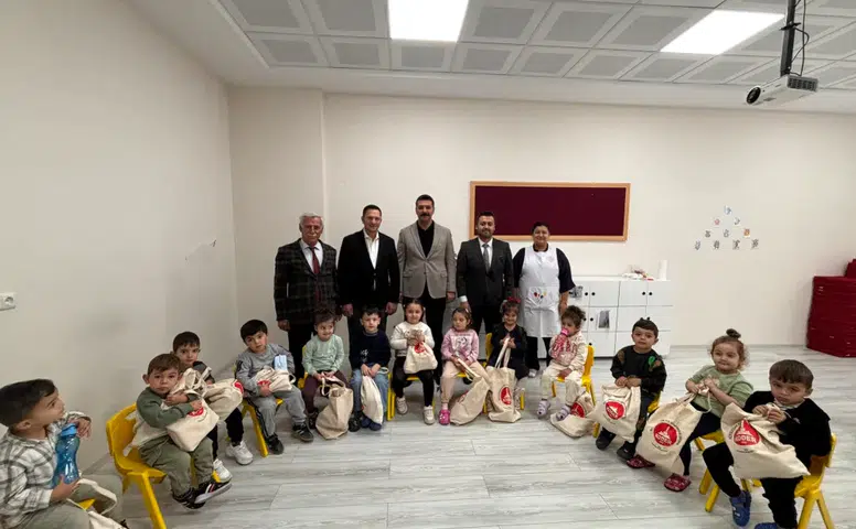 Koyulhisar’da Öğrencilere Kırtasiye Desteği