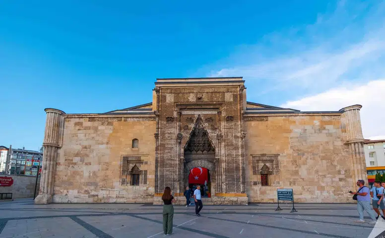 Sivas Buruciye Medresesi: Selçuklu Döneminden Günümüze