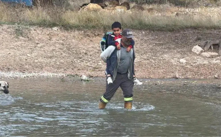 Sivas’ta Oğlunu Sırtında Irmaktan Geçiren Babaya Rukiye Toy’dan Destek