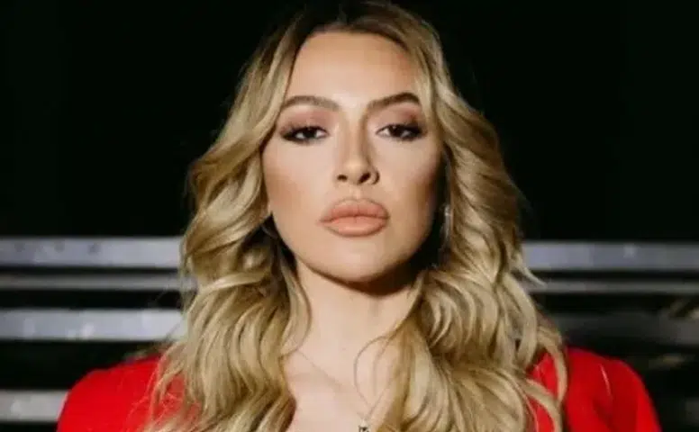 Sivaslı Hadise Çocukluk Fotoğrafıyla Geçmişe Yolculuk Yaptı