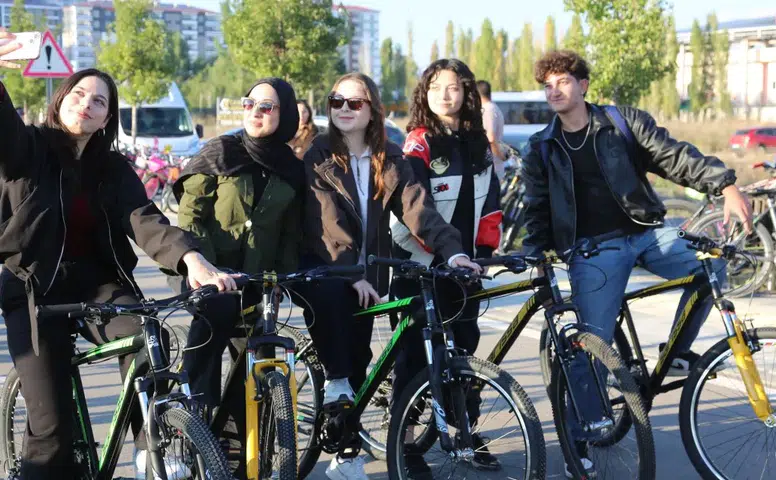 Sivas Sokaklarında Bisiklet Coşkusu! Yüzlerce Kişi Pedal Çevirdi