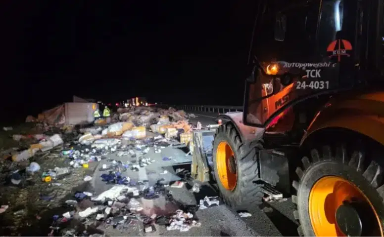 Sivas-Erzincan Yolunda Tır Devrildi
