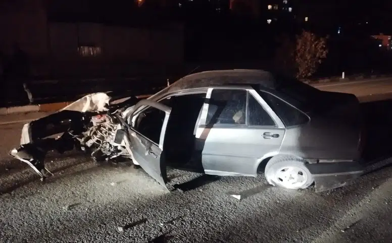 Sivas’ta aydınlatma direğine çarpan otomobilin sürücüsü yaralandı