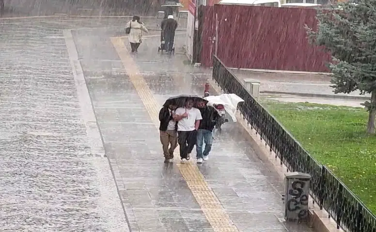 Sivas’ta Aniden Bastırdı! Sağanak Yağış Yolları Göle Çevirdi
