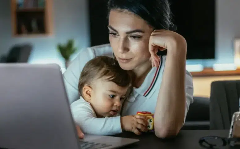 Çalışan anneler için yeni düzenleme: Kreş ve emzirme odası şartı