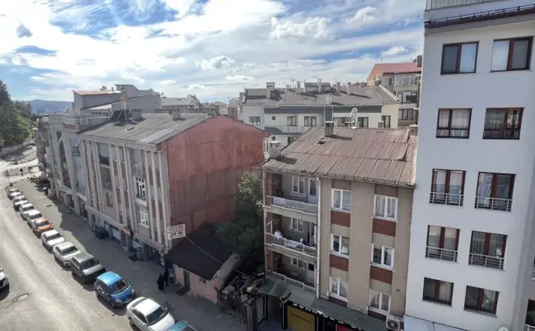 Sivas’ta Apartmanların Arasında Zamana Meydan Okuyan 60 Yıllık Ev