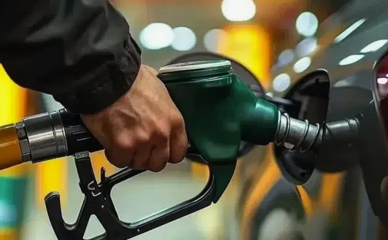 Sürücülerin yüzünü güldürecek haber: Motorine dev indirim bu gece pompada!
