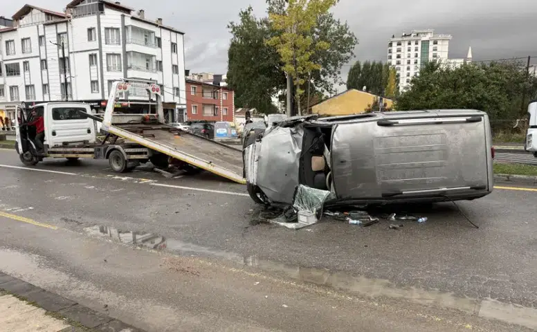 Sivas’ta Hafif Ticari Araç Ağaca Çarparak Yan Yattı: 4 Yaralı