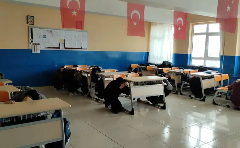 Okullarda Çök Kapan Tutun Hareketi: Sivas Afete Hazırlandı