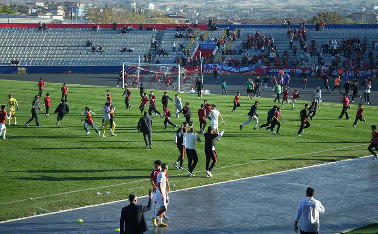 Kırıkkale FK Maçında Saha Bir Anda Karıştı: İlginç Anlar!