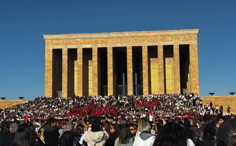 Sivaslı Üniversite Öğrencilerinden Anıtkabir’de LÖSEV’e Destek