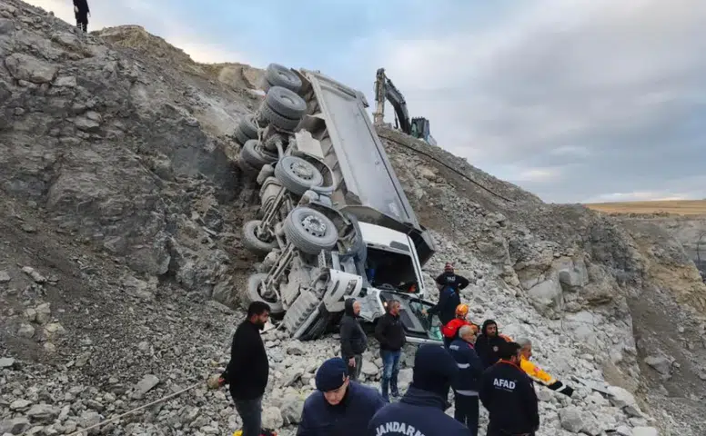Sivas Ulaş’ta Taş Ocağında Kamyon Devrildi