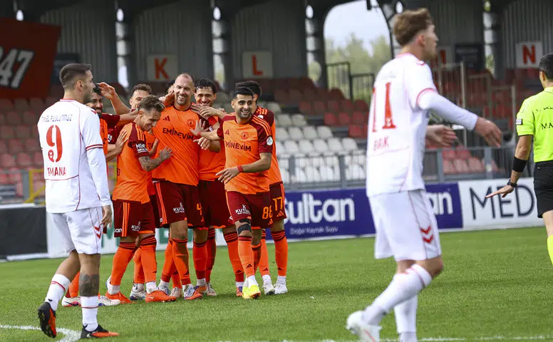 Ümraniyespor Sahasında Şov Yaptı: Sivasspor 4 Golle Dağıldı