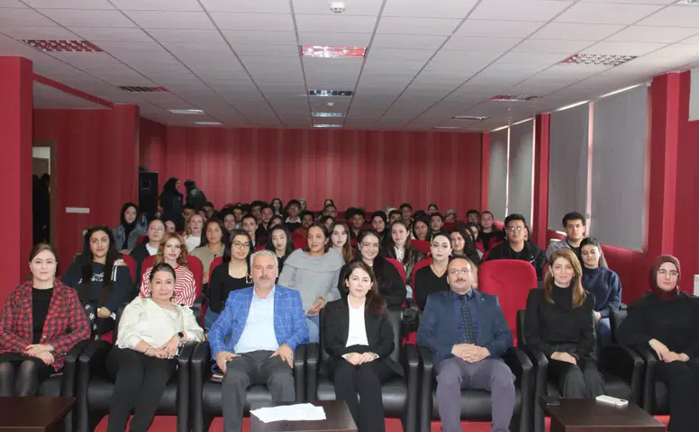 Hafik’te Yerel Yönetim ve Üniversite Gençliği Söyleşisi Düzenlendi