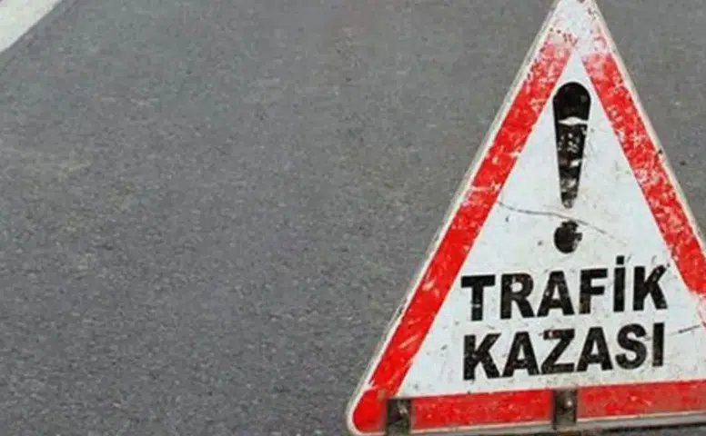 Sivas-Erzincan Yolunda Taksi Tıra Çarptı: 1 Kişi Hastaneye Kaldırıldı